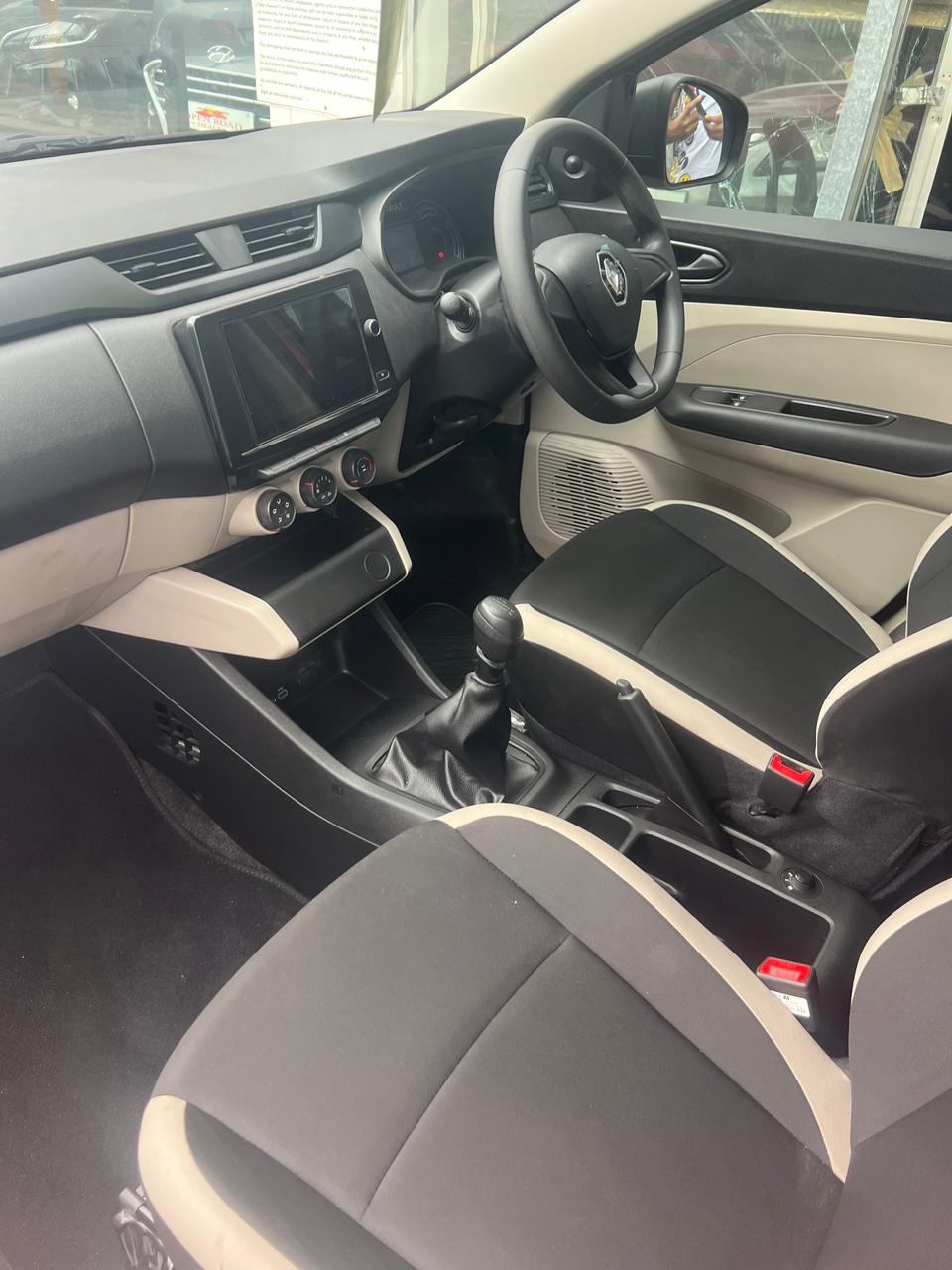 
								2025 Renault Triber 1.0 Dynamic full									